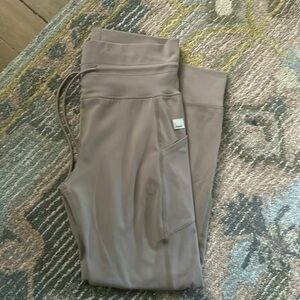Vuori daily pocket legging. Size medium